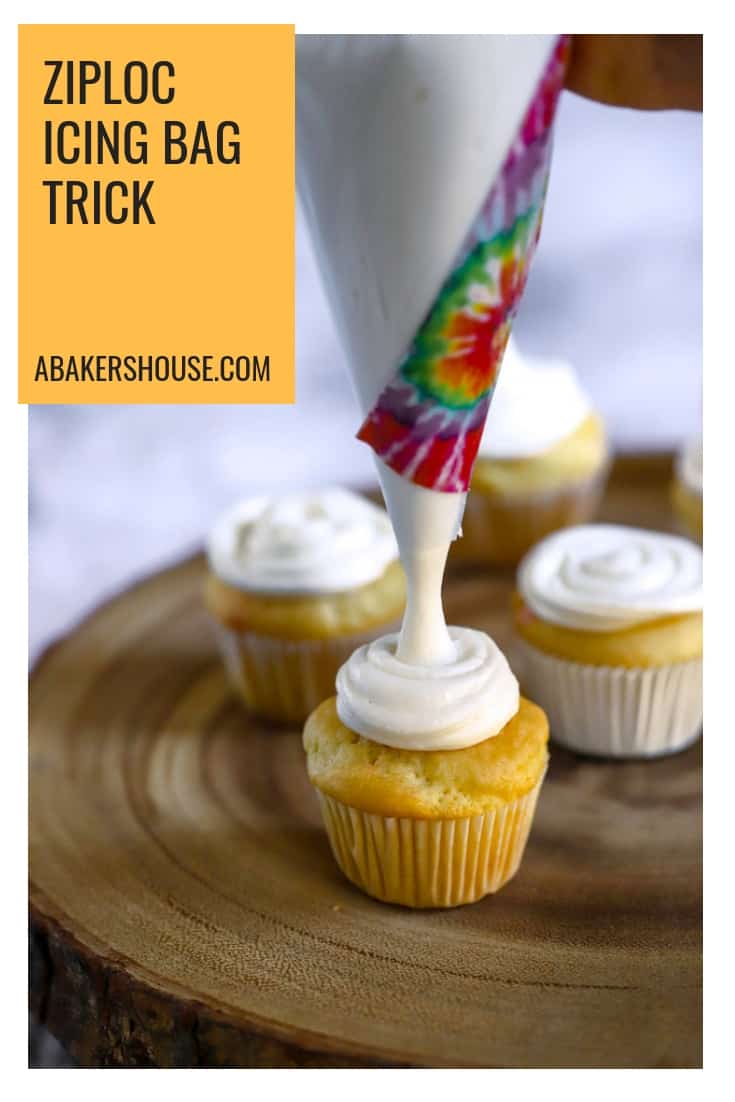 The Best way to Frost Cupcakes use a Ziploc bag to make a piping bag!